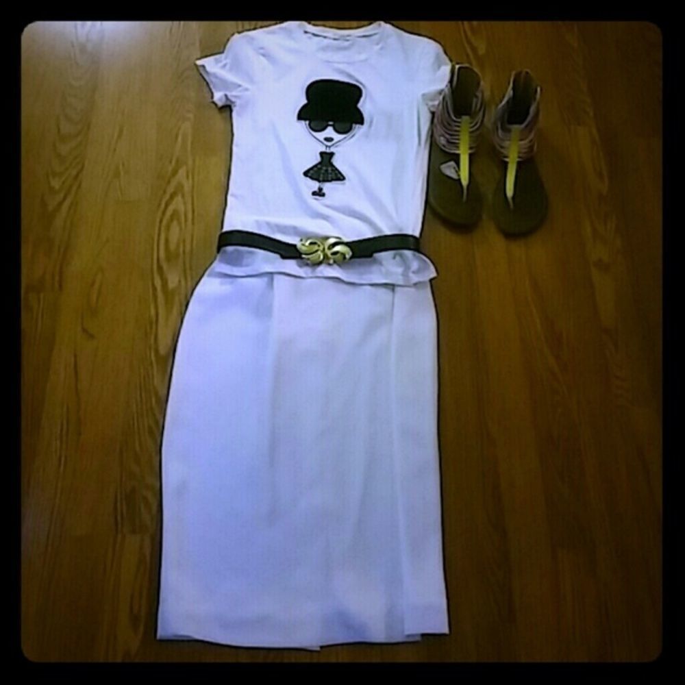 Beautiful. High waisred white skirt